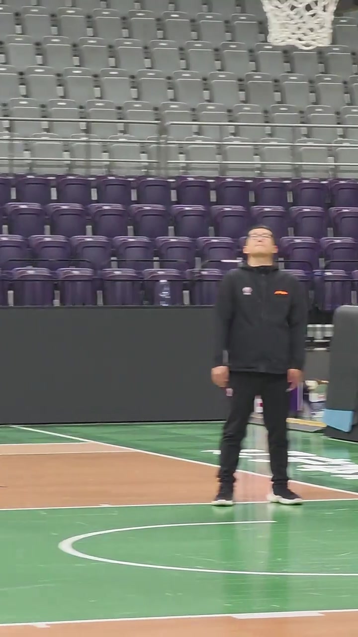 png电子网站记者：李添荣和王哲林感冒了&后者练吐了 洛夫顿穿休闲装坐场边