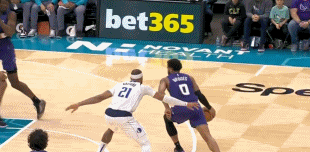 png电子网站听说想交易我？加福德半场8中7爆砍21分7板3帽 对位的马威1分4犯