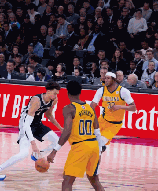 png电子平台逆天的协调性！文班突破秀绕腰过人&险些摔倒 找回平衡后双手暴扣