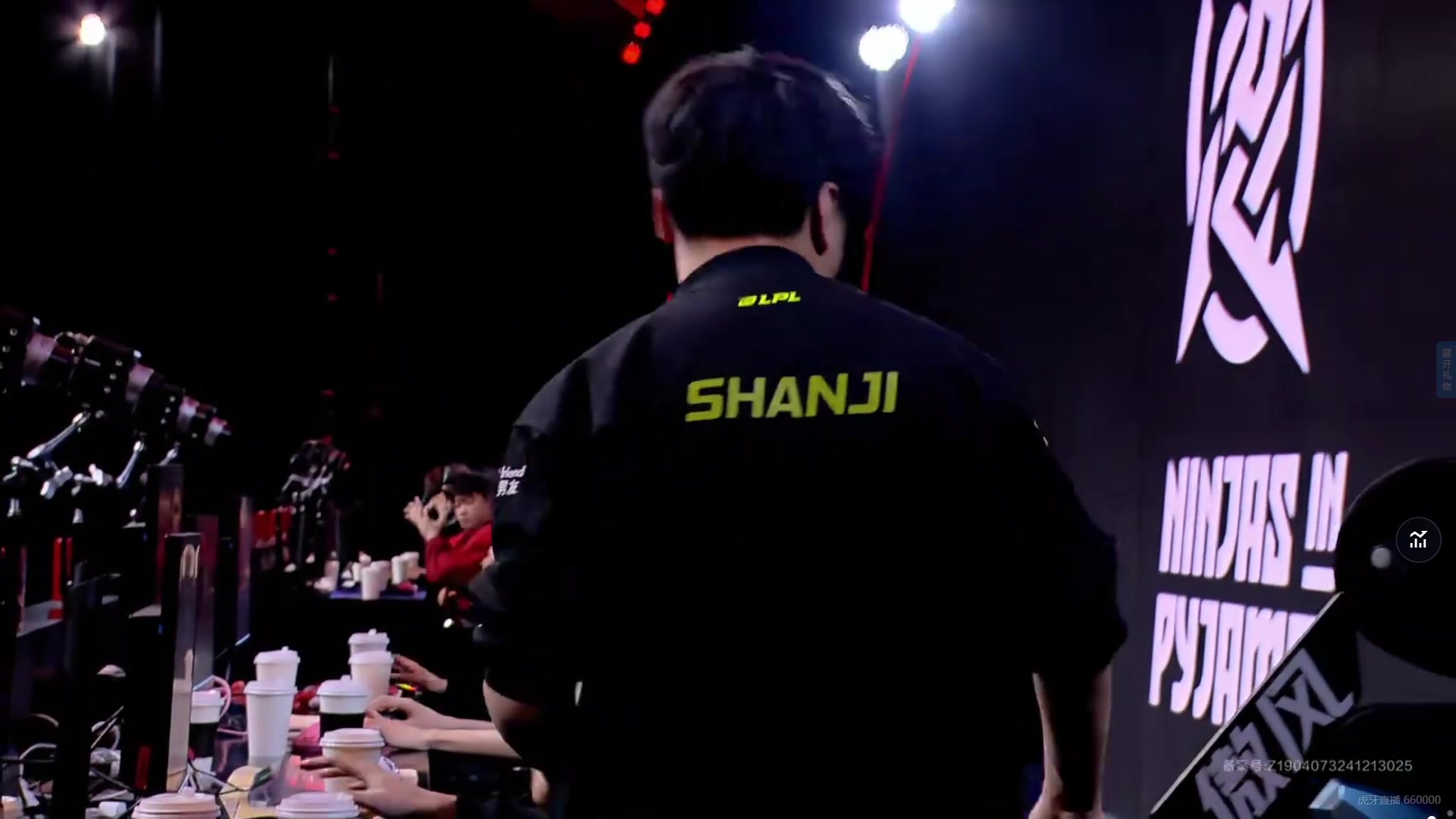 电子png游戏Doinb横扫FPX后直接笑嘻：堪比队内关系润滑油 选手们愉悦交流真难得