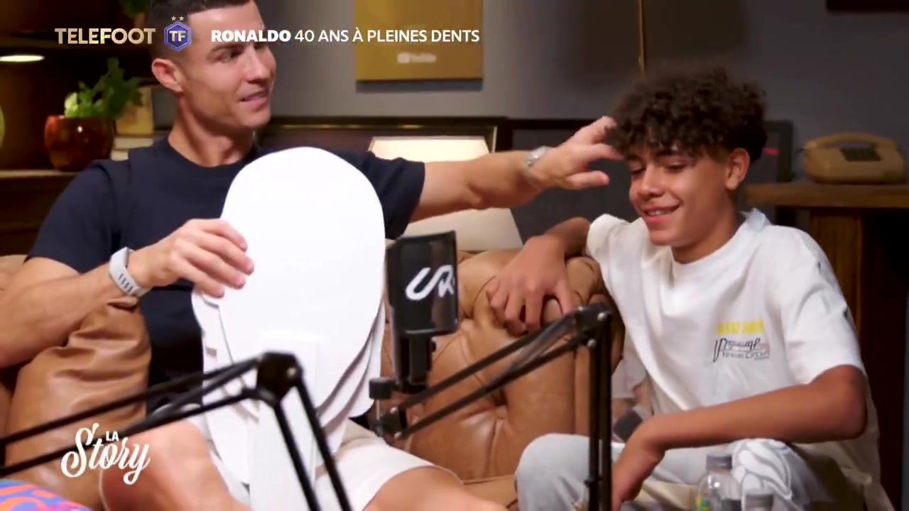 电子png游戏C罗&迷你罗父子同台‼️40岁C罗：我很想和我14岁的儿子一起踢球