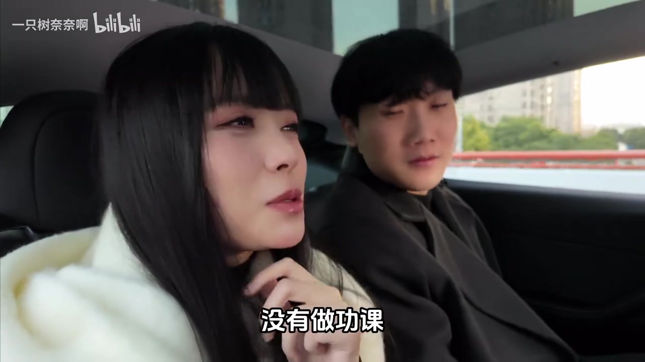 png电子网站树奈奈和小伞跟着韩国人游上海：最后小伞闻着树奈奈直呼“你好香啊！”