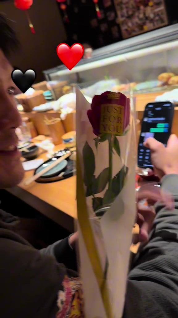 png电子官网玫瑰送你！王少杰to黄荣奇：满餐厅的情侣 咱就凑合过吧