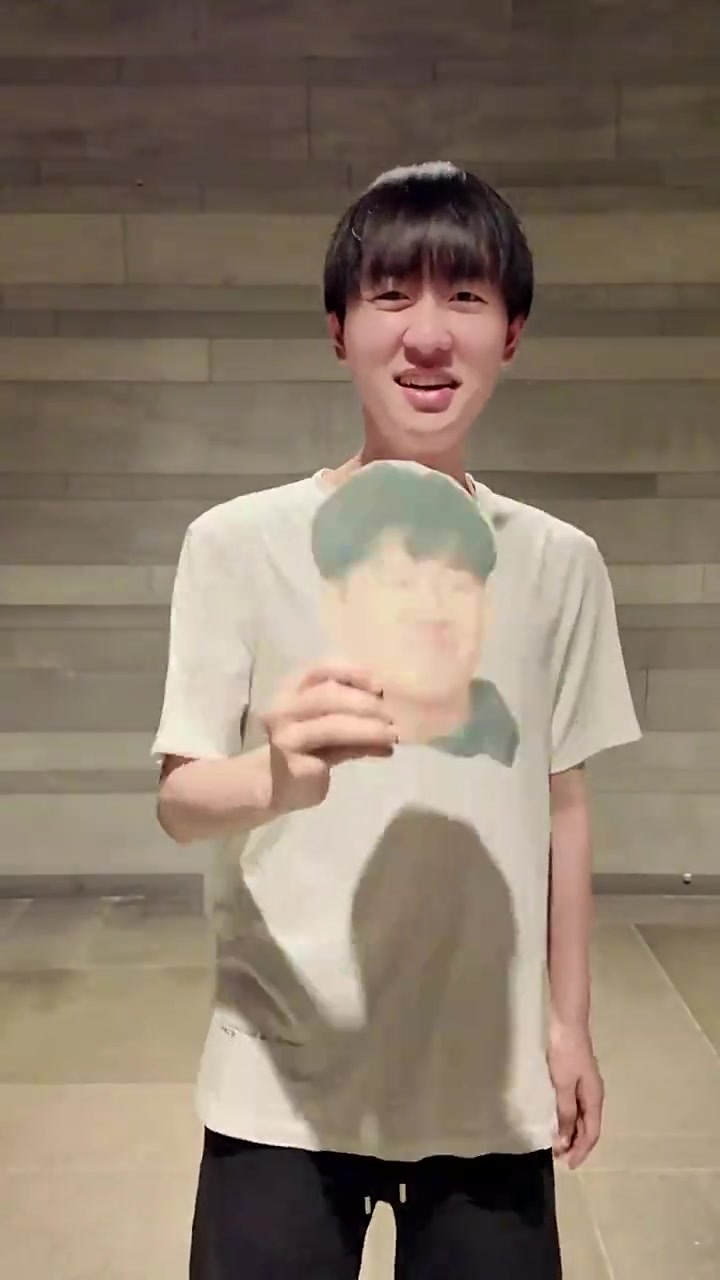 png电子网站小明分享给GALA加油视频：来给我哥们儿“玉面手雷王”加油！