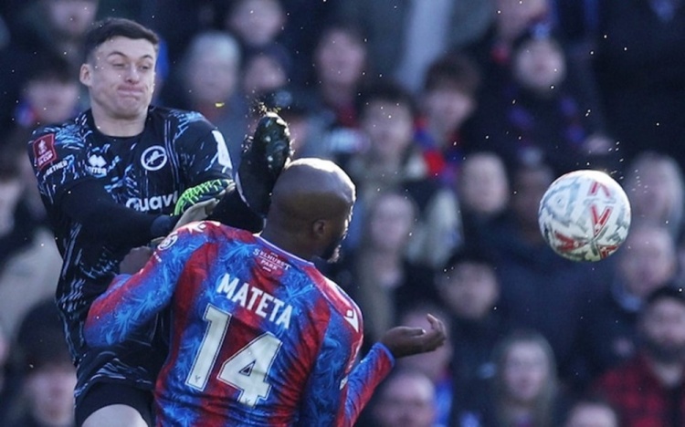 png电子官网标晚：米尔沃尔球迷唱歌讽遭飞踹的马特塔，称“缝25针还是少了”