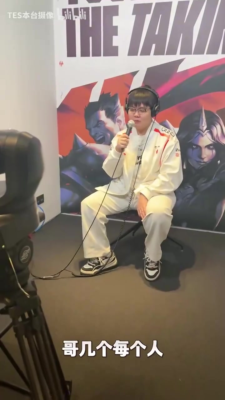 png电子官网TES摄像分享拍摄花絮：一轮又一轮的采访用石头剪刀布决定顺序！