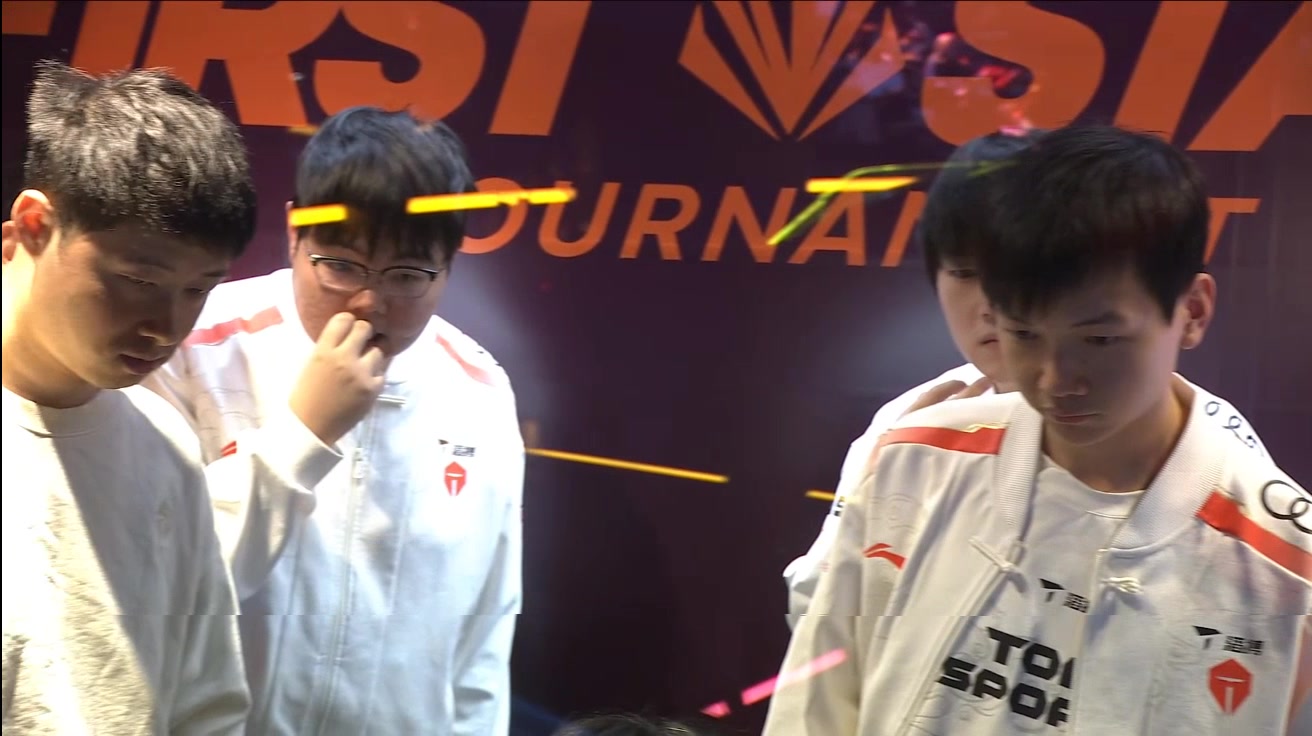 电子png游戏有点急了？TES赛后复盘画面：全员面色凝重 369不断啃手指