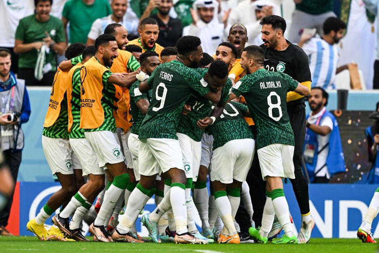 png电子年轻化！足球报：30+老将批量落选，沙特队征召11名“新人”