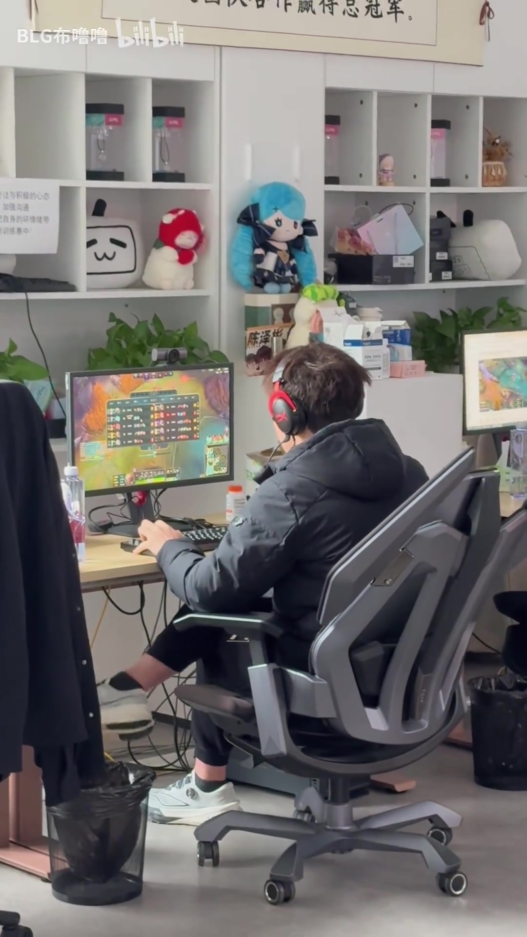 电子png游戏BLG工作人员更新视频：Bin哥一大早就开启了Rank训练模式