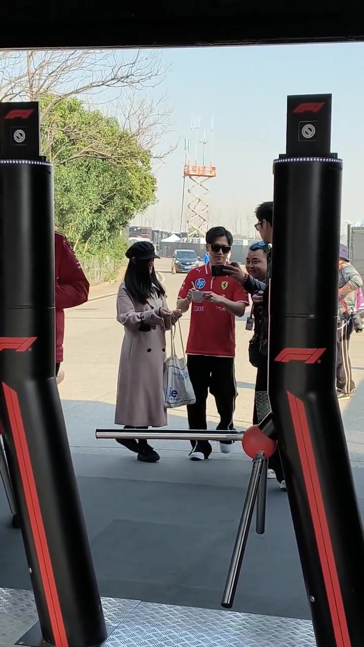 png电子F1中国大奖赛正在进行！法拉利车队储备车手周冠宇热情为车迷签名