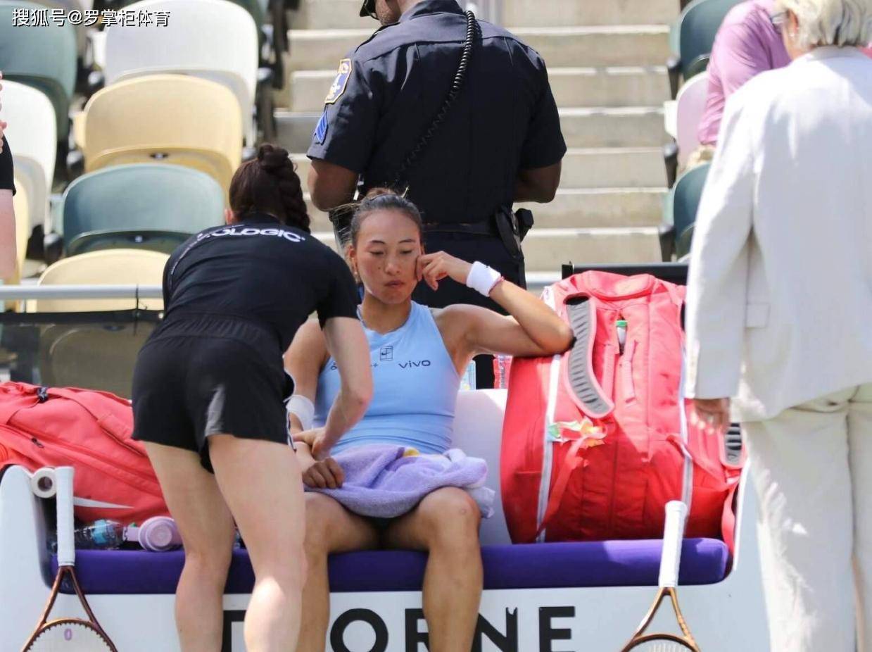 郑钦文出局引热议！已连续3次输给对手，网友：输球总是身体不适