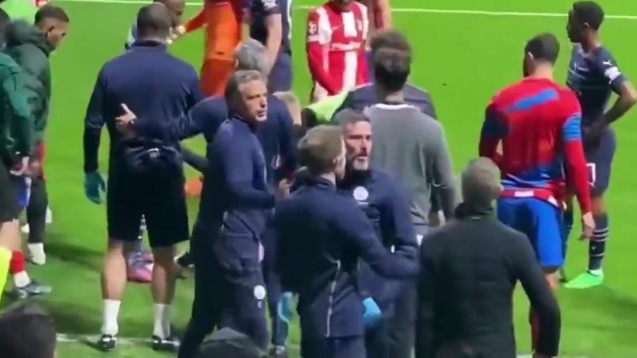 png电子网站也不好惹😡22年马竞曼城赛后冲突，贝尔塔怒推曼城工作人员的脸