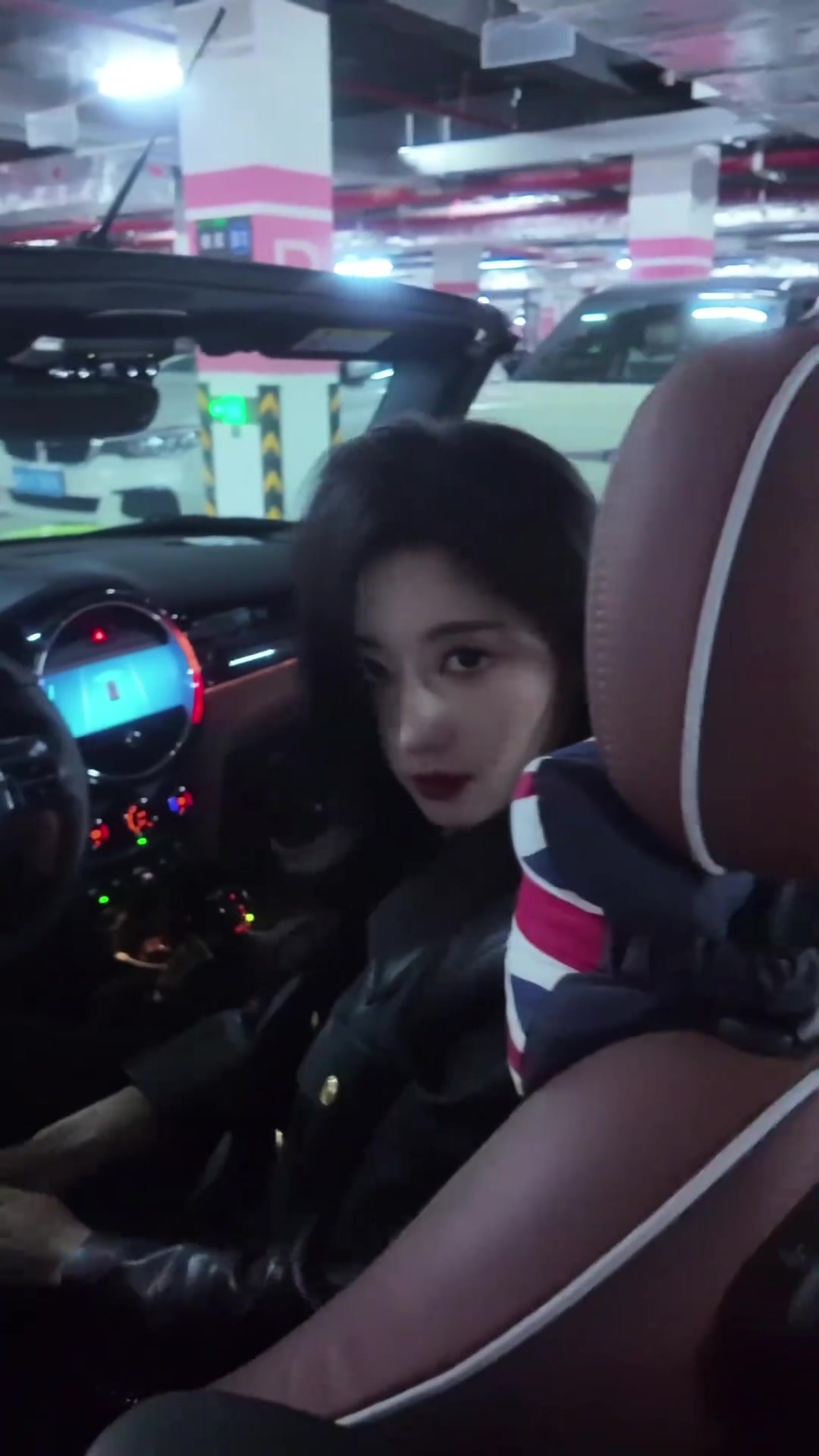 png电子官网帅！LPL主持张小薇分享视频：卷发＆黑色皮衣