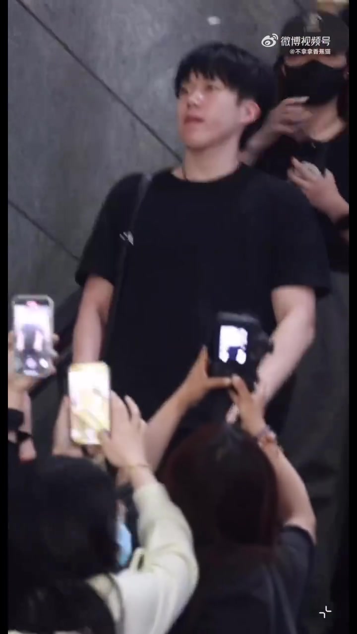 png电子平台太疯狂🤯王楚钦孙颖莎抵达成都机场，被代拍者疯狂围堵怼脸拍照