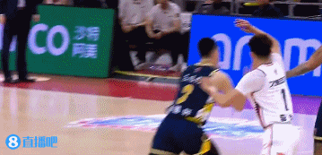 png电子平台外援对飙！洛夫顿强攻得手 吉伦沃特进三分后威尔逊飙中压哨三分