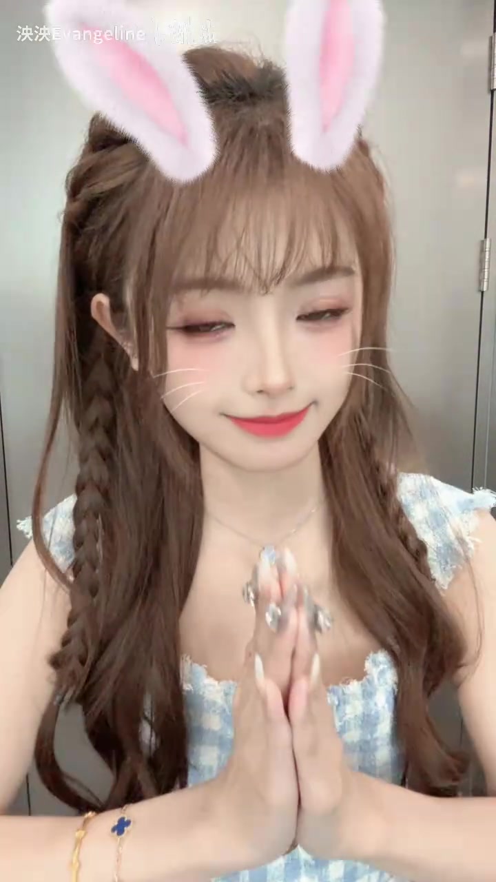 png电子互动女主持人泱泱分享跳舞视频：丘比特拜托拜托😍