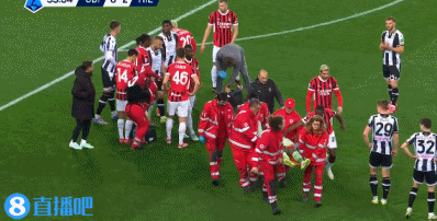 png电子希望没事！迈尼昂出击与A-希门尼斯相撞，直接被担架抬出场！