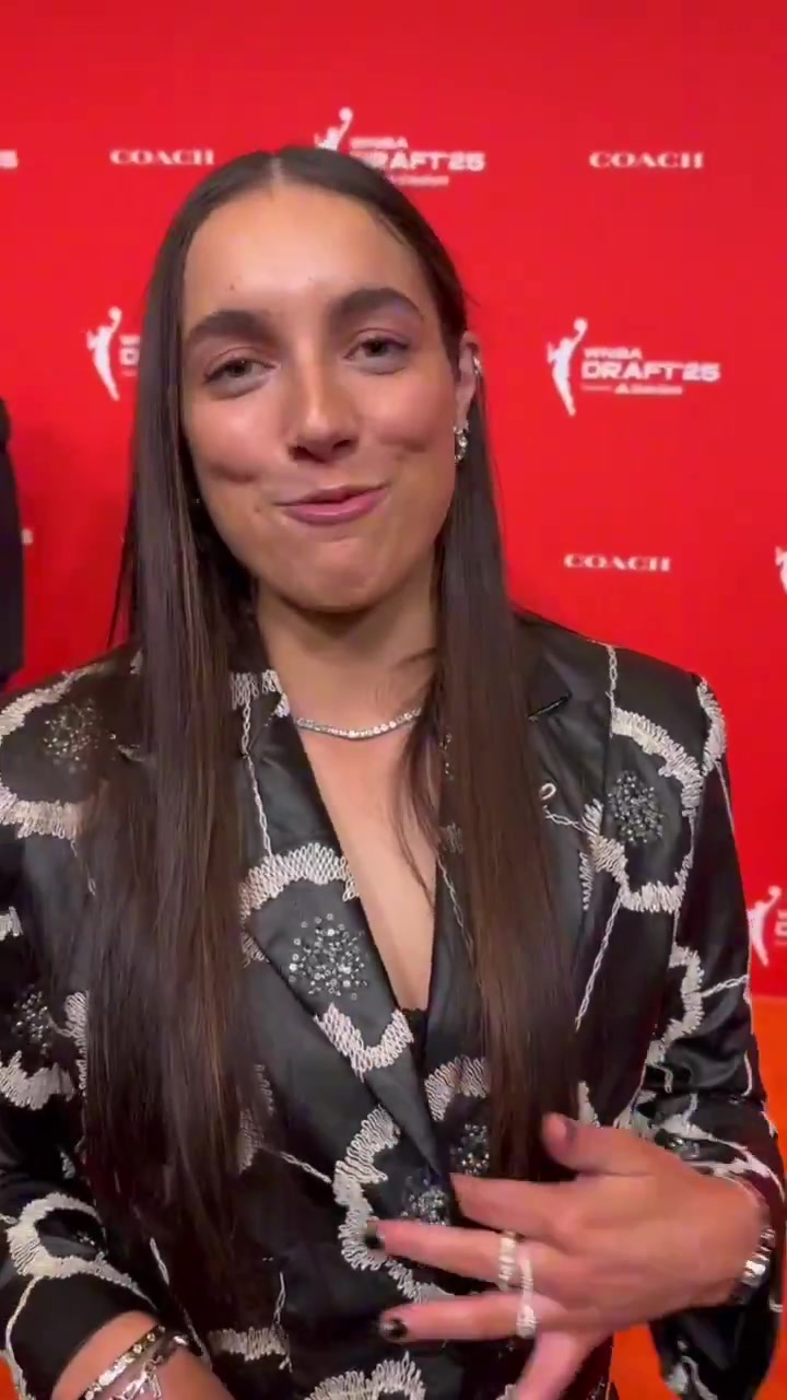 png电子网站威嫂提刀在路上了🤣威少体贴帮WNBA今年6号秀阿穆尔整理领口