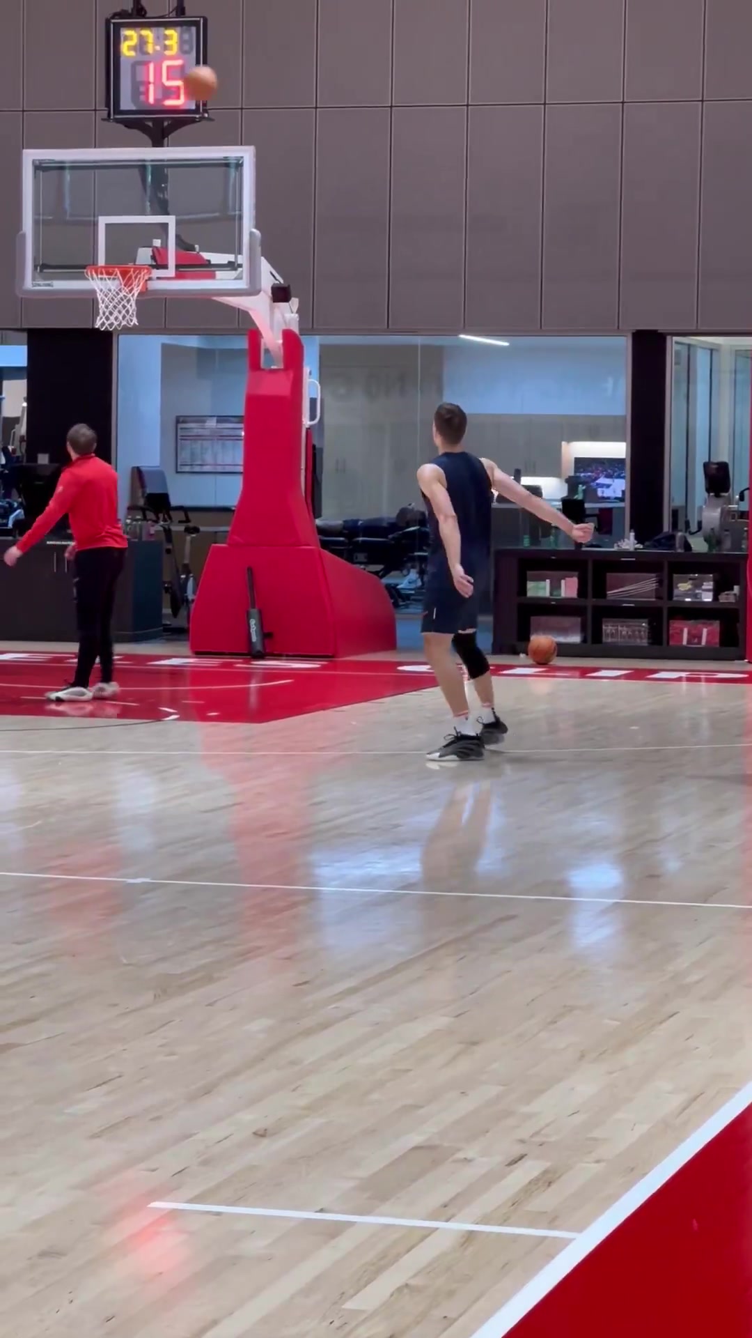 png电子官网🤗快船全队训练结束后 哈登和博格丹一起加练三分~