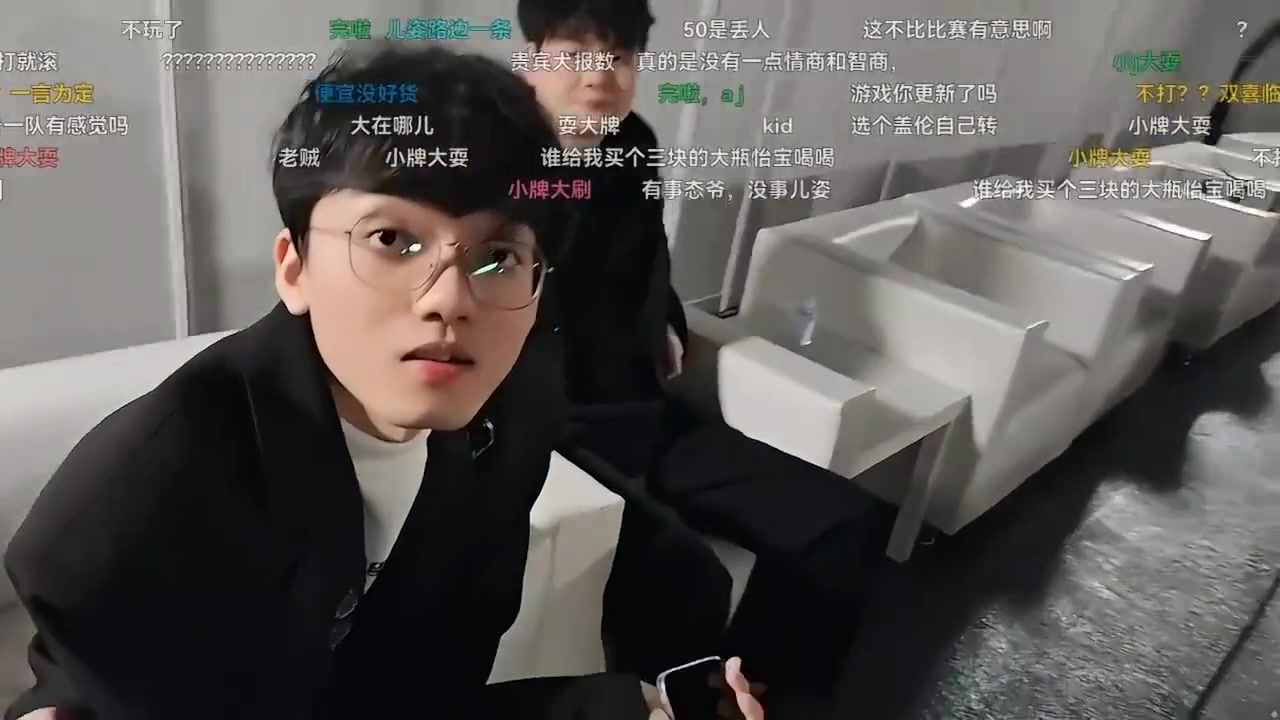 png电子平台直播搞事？AJ与Yuyanjia线下握手 当得知其为斗鱼主播后 立马擦手