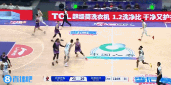 png电子平台冲击力十足！雷蒙侧翼突击 强攻失衡抛投得手打成2+1