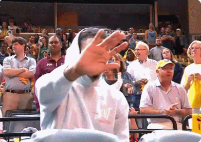 png电子😭别拍了！莫兰特闷闷不乐😢抬手遮挡凑近的镜头