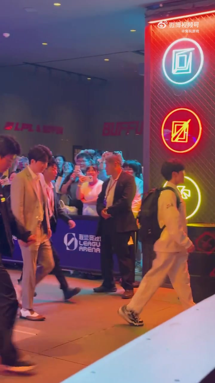 png电子网站iG粉丝赛后等选手下班纷纷喊“明天加油”“丹神加油”“加油Daeny”