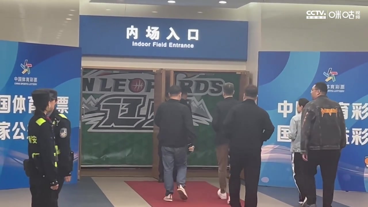 png电子平台马不停蹄！中国男篮主帅郭士强观战辽宁广厦G3的比赛