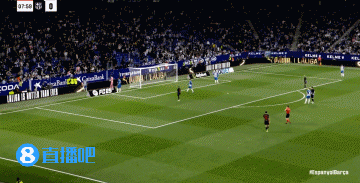 png电子网站插曲！球场外汽车失控撞入人群，主裁暂停比赛和球场安保沟通