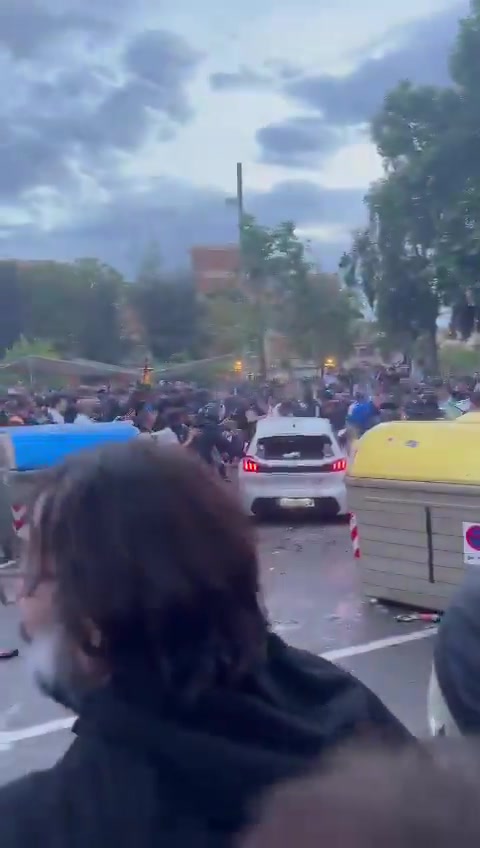 png电子网站插曲！球场外汽车失控撞入人群，主裁暂停比赛和球场安保沟通