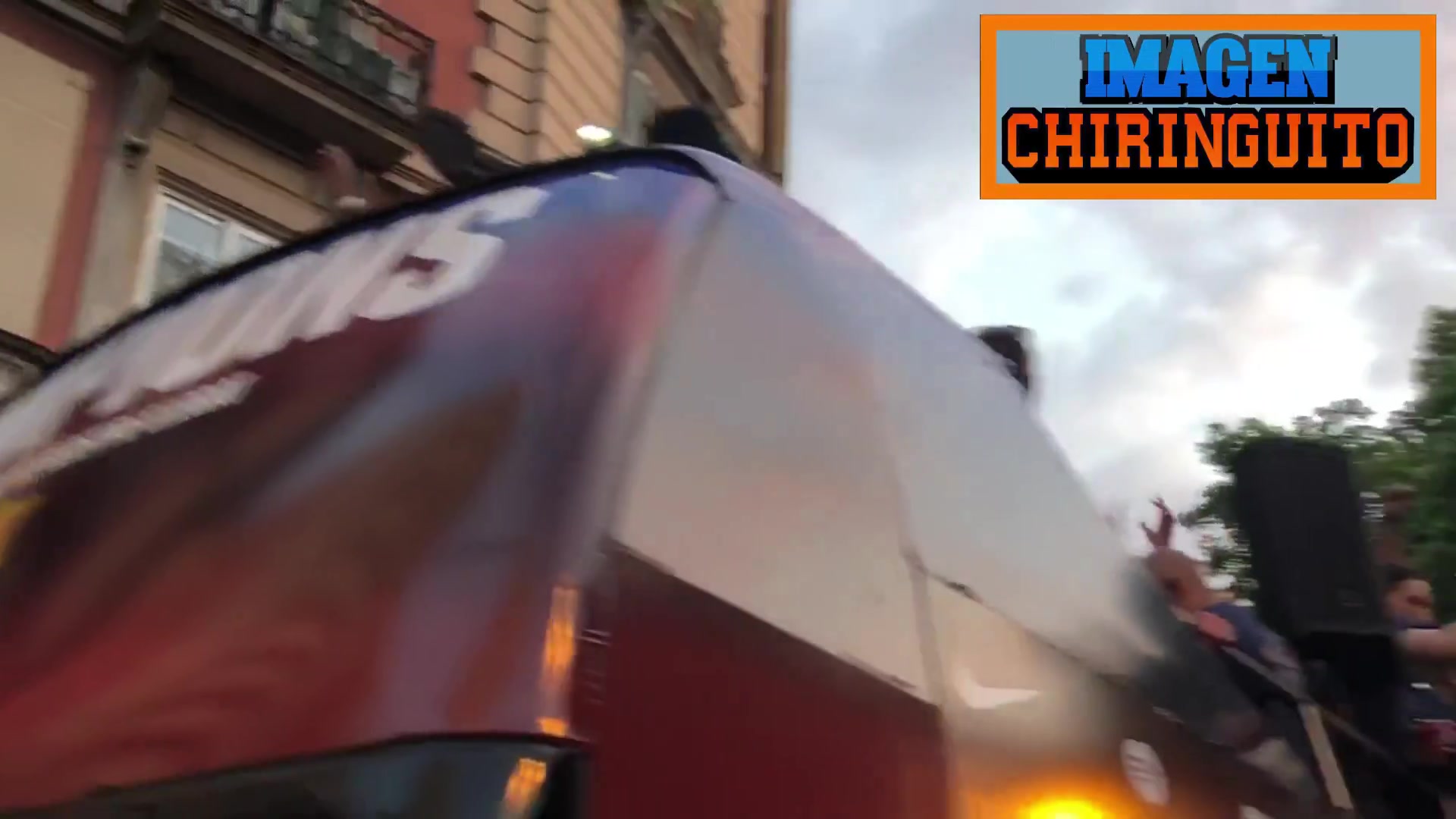 png电子网站这图的含金量🤩！亚马尔在大巴上，披着印有梅西为其洗礼的衣服