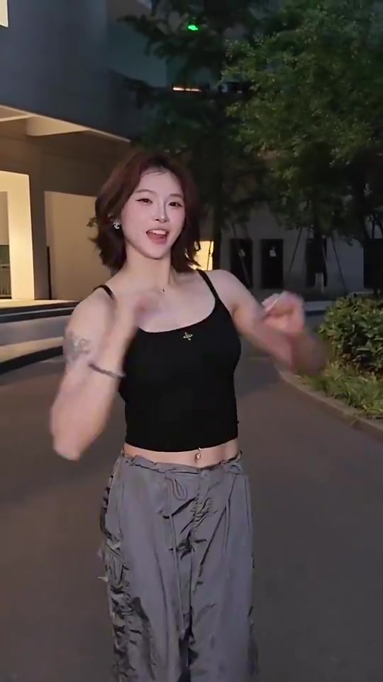 png电子太甜了😍吴艳妮社媒分享视频，经典手势配上单曲《热恋冰淇淋》