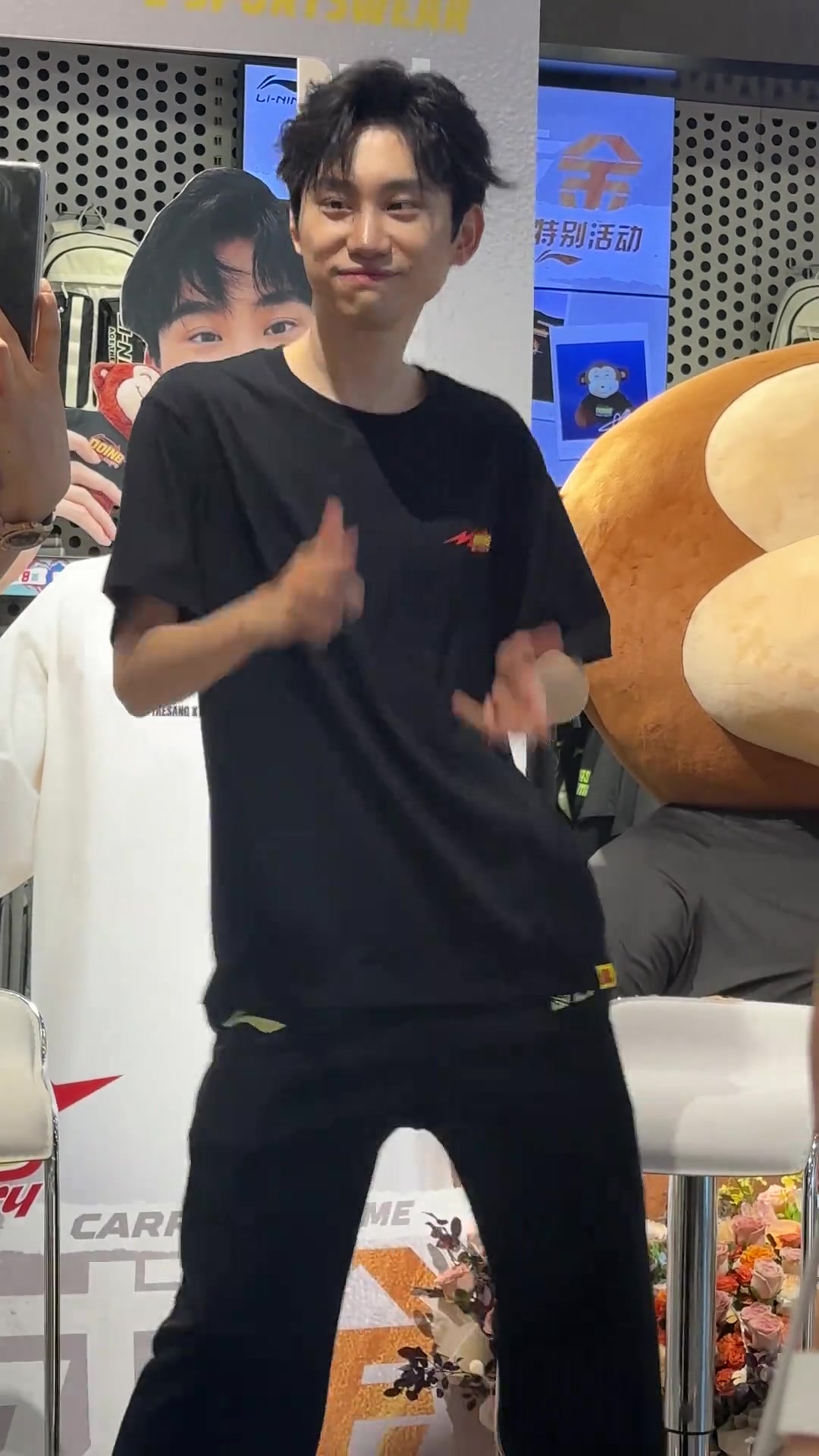 电子png游戏如何评价🐒的舞姿？Doinb翻跳抖音舞曲《九万字》：身姿妖娆