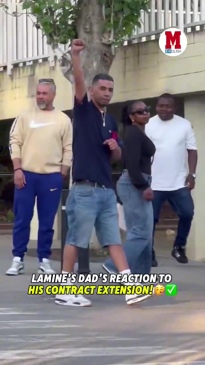 png电子官网笑得合不拢嘴😂亚马尔与巴萨涨薪续约，爸爸狂呼巴萨万岁+vamos