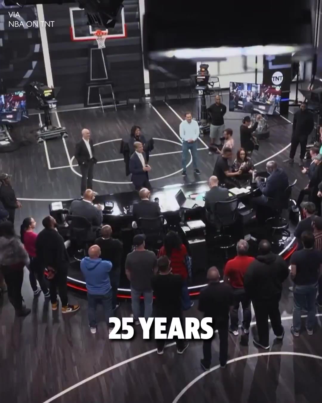 png电子平台泪目😭TNT结束与NBA36年合作 为全体员工颁发戒指&合影留念