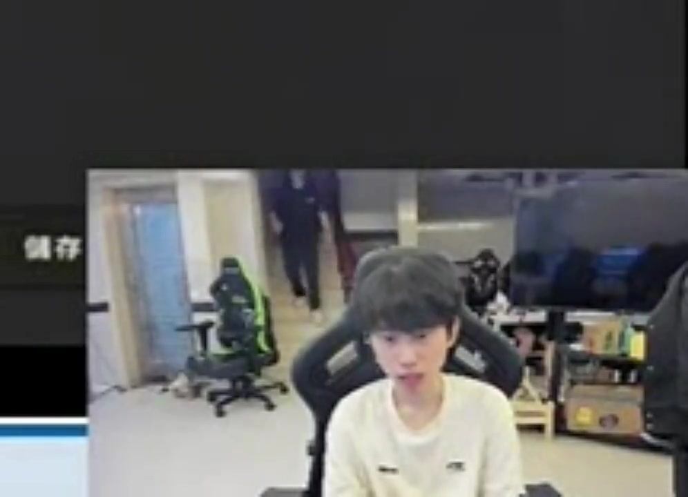 png电子平台深圳NIP新打野就是你❓H4cker现身俱乐部基地，并与Doinb打招呼！