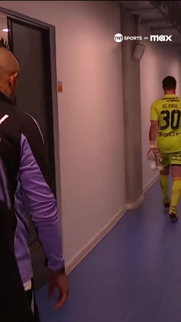 png电子官网离谱！38岁比达尔踢飞点球+头球乌龙，恼羞成怒与自家门将大吵