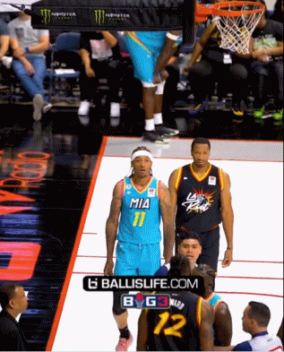 png电子平台😨你这！霍华德抱摔芬森没摔动 反被芬森摁倒在人群